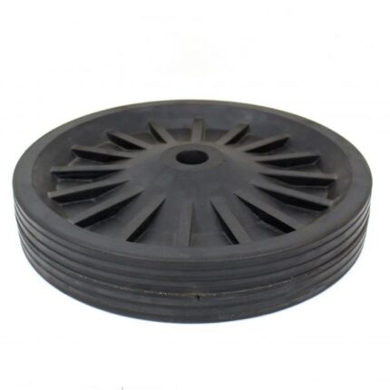 Desempenho ideal para uso profissional A roda borracha integral Ferracal 350x60x70-1.3/4 entrega alto desempenho em ambientes onde robustez é fundamental. Seu diâmetro de 350 mm, largura de 60 mm e furo de 70 mm com encaixe para eixo de 1.3/4" garantem compatibilidade com diversos modelos de carrinhos industriais e equipamentos pesados. Diferentemente de rodas comuns, essa opção suporta operações contínuas com eficiência. Seu núcleo reforçado oferece estrutura sólida, o que permite uso intenso sem deformações ou falhas. Rodagem silenciosa e confortável A borracha integral empregada na composição proporciona uma rodagem suave e silenciosa. Por isso, o operador sente menos impactos e vibrações durante o deslocamento. Mesmo em pisos irregulares, a roda mantém a estabilidade do equipamento, evitando trepidações e riscos de acidentes. Além disso, o material evita desgaste prematuro. Isso significa menos trocas e economia a médio prazo, especialmente em operações com grande movimentação. Instalação rápida e uso versátil Outro destaque está na praticidade. Com medidas padrão, a instalação se torna simples e rápida, eliminando a necessidade de ajustes ou adaptações. Dessa maneira, a substituição de rodas desgastadas acontece sem perda de tempo na operação. A roda pode ser usada em estruturas móveis, carrinhos, plataformas de carga e outros equipamentos industriais. Portanto, sua versatilidade atende diferentes setores, desde logística até construção civil. Ferracal: sinônimo de qualidade e durabilidade A Ferracal fabrica componentes industriais reconhecidos pela durabilidade. Esse modelo de roda, por exemplo, passa por processos rigorosos de controle de qualidade. Assim, você garante segurança e desempenho constantes no dia a dia. Além disso, a marca oferece ótimo suporte e fácil acesso a reposições. Isso reforça a confiabilidade da solução para quem depende de desempenho contínuo. Conclusão: escolha que combina força e eficiência Ao escolher a roda borracha integral 350x60x70-1.3/4 da Ferracal, você aposta em uma solução durável, silenciosa e eficiente. Ela atende com excelência às exigências industriais, suportando cargas pesadas com facilidade e estabilidade. Invista em desempenho profissional. Opte pela Ferracal e movimente sua operação com confiança.
