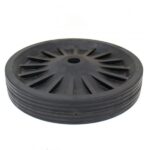 Desempenho ideal para uso profissional A roda borracha integral Ferracal 350x60x70-1.3/4 entrega alto desempenho em ambientes onde robustez é fundamental. Seu diâmetro de 350 mm, largura de 60 mm e furo de 70 mm com encaixe para eixo de 1.3/4" garantem compatibilidade com diversos modelos de carrinhos industriais e equipamentos pesados. Diferentemente de rodas comuns, essa opção suporta operações contínuas com eficiência. Seu núcleo reforçado oferece estrutura sólida, o que permite uso intenso sem deformações ou falhas. Rodagem silenciosa e confortável A borracha integral empregada na composição proporciona uma rodagem suave e silenciosa. Por isso, o operador sente menos impactos e vibrações durante o deslocamento. Mesmo em pisos irregulares, a roda mantém a estabilidade do equipamento, evitando trepidações e riscos de acidentes. Além disso, o material evita desgaste prematuro. Isso significa menos trocas e economia a médio prazo, especialmente em operações com grande movimentação. Instalação rápida e uso versátil Outro destaque está na praticidade. Com medidas padrão, a instalação se torna simples e rápida, eliminando a necessidade de ajustes ou adaptações. Dessa maneira, a substituição de rodas desgastadas acontece sem perda de tempo na operação. A roda pode ser usada em estruturas móveis, carrinhos, plataformas de carga e outros equipamentos industriais. Portanto, sua versatilidade atende diferentes setores, desde logística até construção civil. Ferracal: sinônimo de qualidade e durabilidade A Ferracal fabrica componentes industriais reconhecidos pela durabilidade. Esse modelo de roda, por exemplo, passa por processos rigorosos de controle de qualidade. Assim, você garante segurança e desempenho constantes no dia a dia. Além disso, a marca oferece ótimo suporte e fácil acesso a reposições. Isso reforça a confiabilidade da solução para quem depende de desempenho contínuo. Conclusão: escolha que combina força e eficiência Ao escolher a roda borracha integral 350x60x70-1.3/4 da Ferracal, você aposta em uma solução durável, silenciosa e eficiente. Ela atende com excelência às exigências industriais, suportando cargas pesadas com facilidade e estabilidade. Invista em desempenho profissional. Opte pela Ferracal e movimente sua operação com confiança.