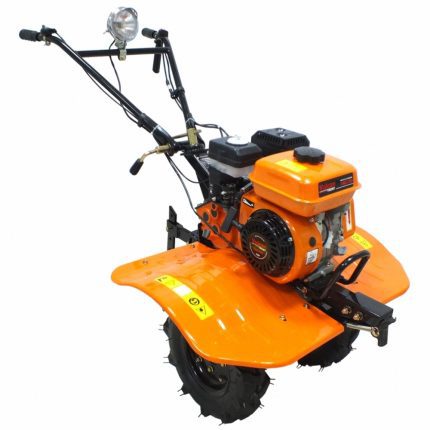 Motocultivador a Gasolina 4T 7HP VMC700 com lâminas de corte ajustáveis, ideal para preparo de solo em terrenos agrícolas. Equipado com motor potente, rodas tracionadas e fácil controle de profundidade e largura de corte. A solução perfeita para eficiência e durabilidade no campo